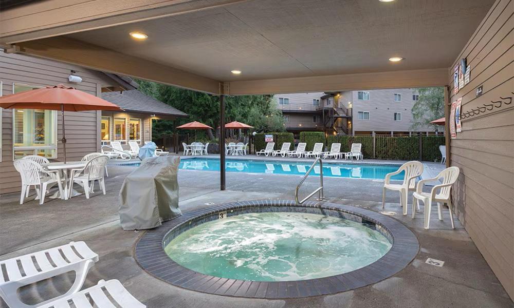 Whispering Woods Resort Welches Eksteriør billede